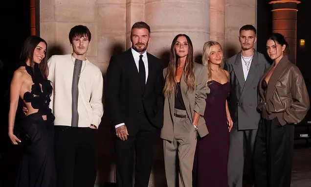 Paris Fashion Week, Victoria Beckham sentiu que foi abençoada com o apoio do marido David e família no seu desfile. Um …