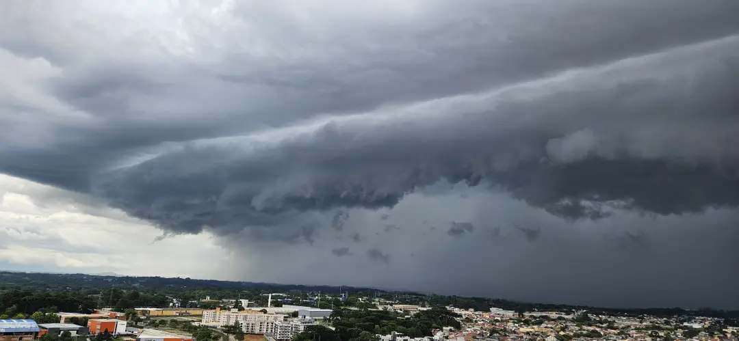 Paraná sob alerta laranja de perigo em 69 municípios, com previsão de chuva de 50 a 100 milímetros e ventos de até 100 …