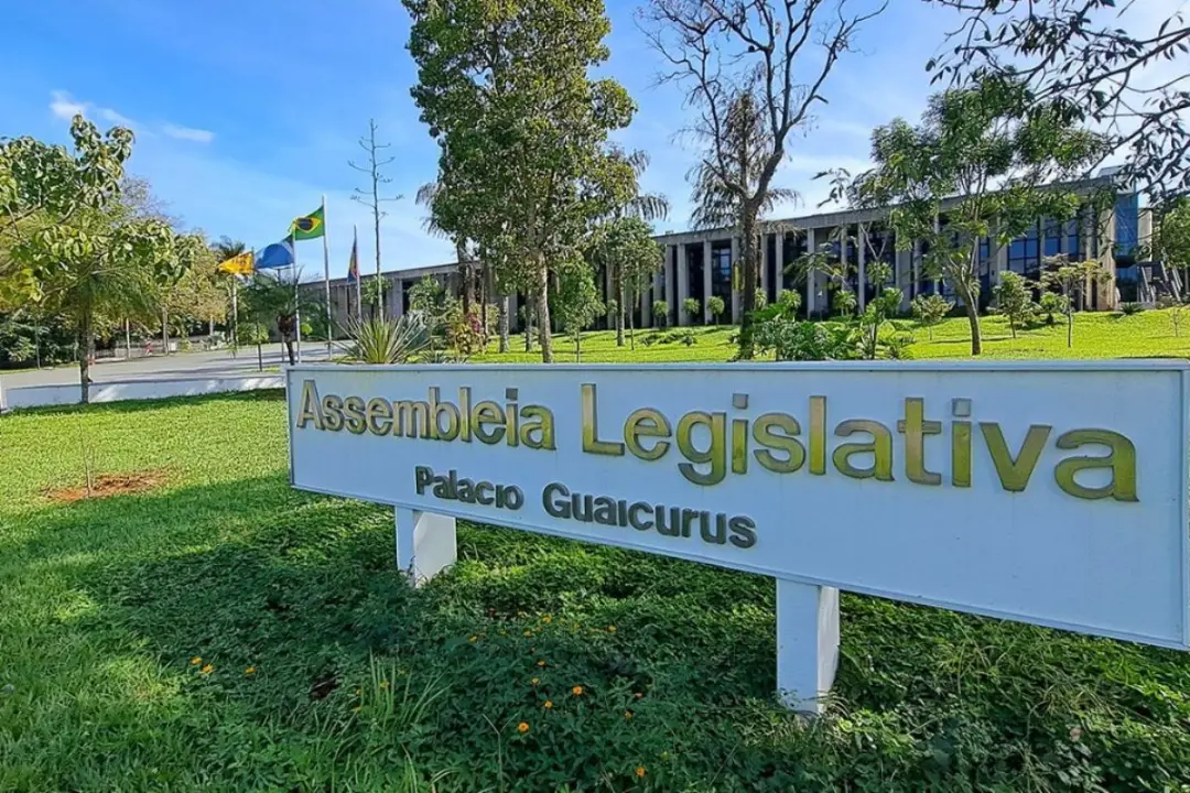 R$ 48,2 mil é o salário de deputado estadual em Mato Grosso do Sul. A função é discutir e aprovar leis estaduais e fisc…