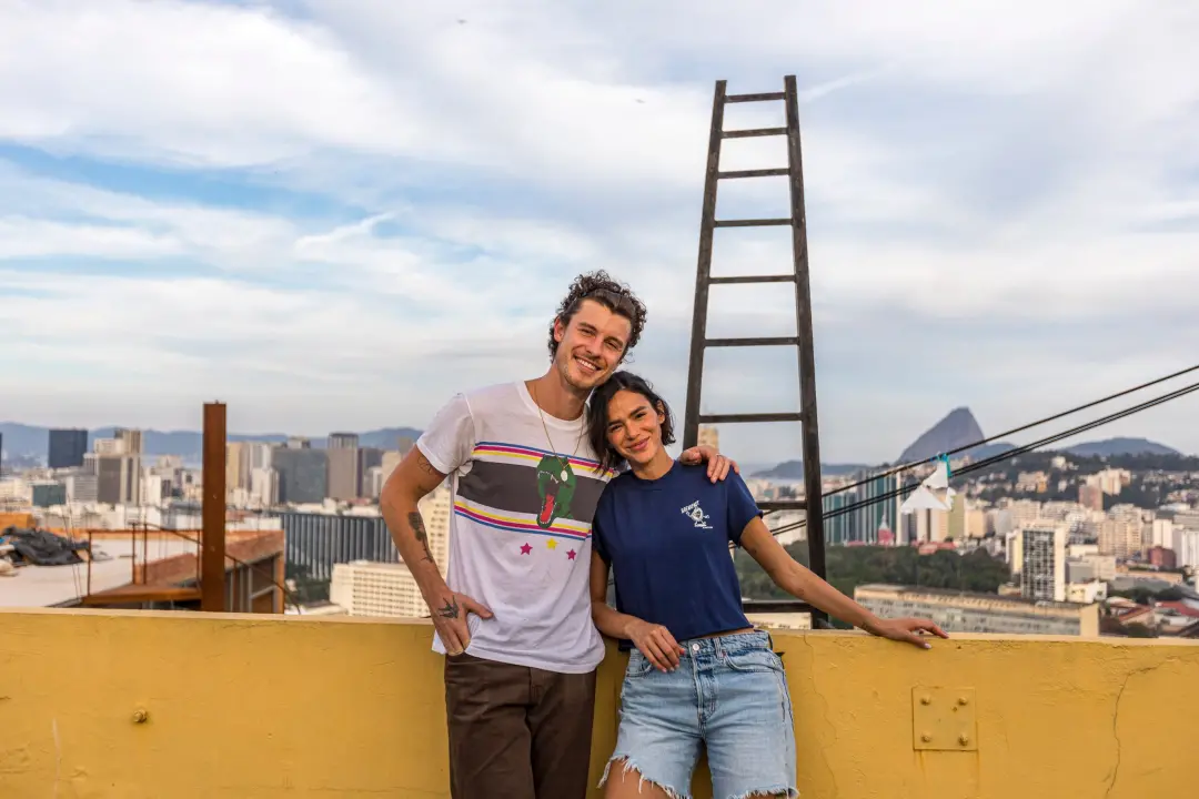 Bruna Marquezine leva uma Biblia TPT, versão contemporanea, que recebeu de Shawn Mendes. A obra tem sido criticada por …
