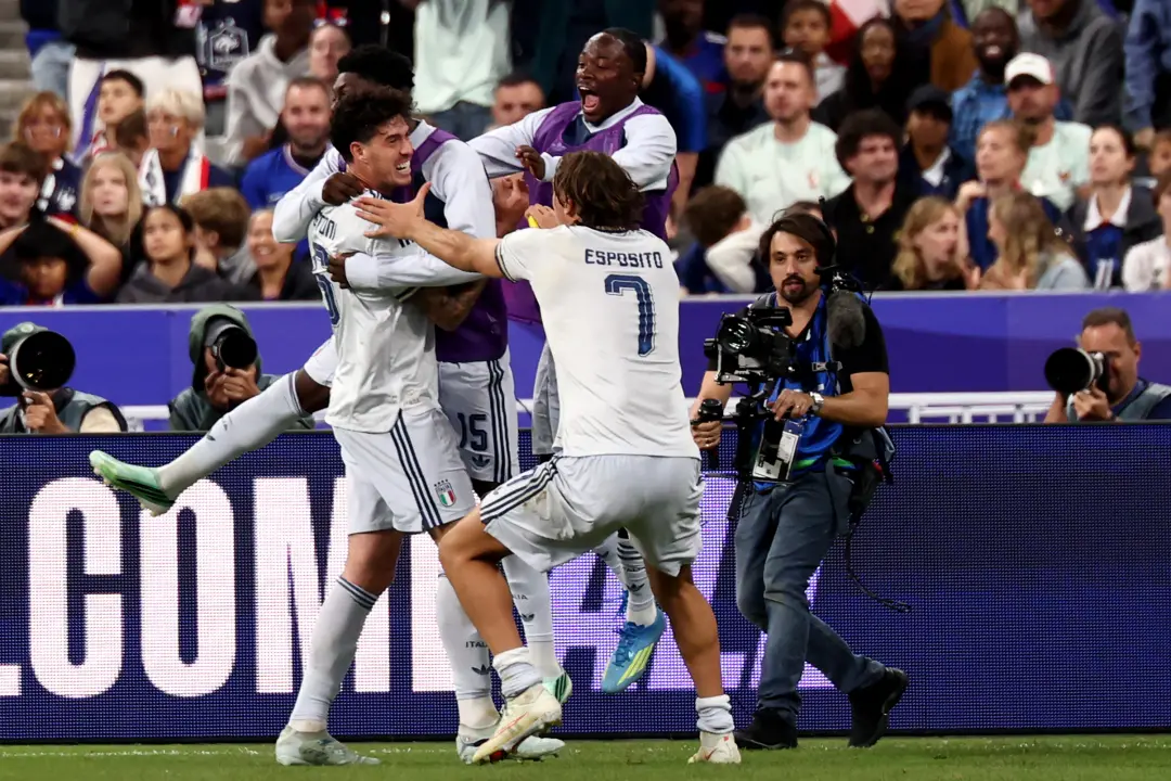 Itália impressiona ao enfrentar França no intervalo internacional; Bastoni e Donnarumma roubam o debut de Zidane. A def…