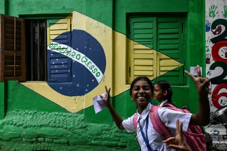 Kolkata, no leste da Índia, viu torcedores indianos com lealdade dividida na partida contra o Brasil. O time indiano, r…