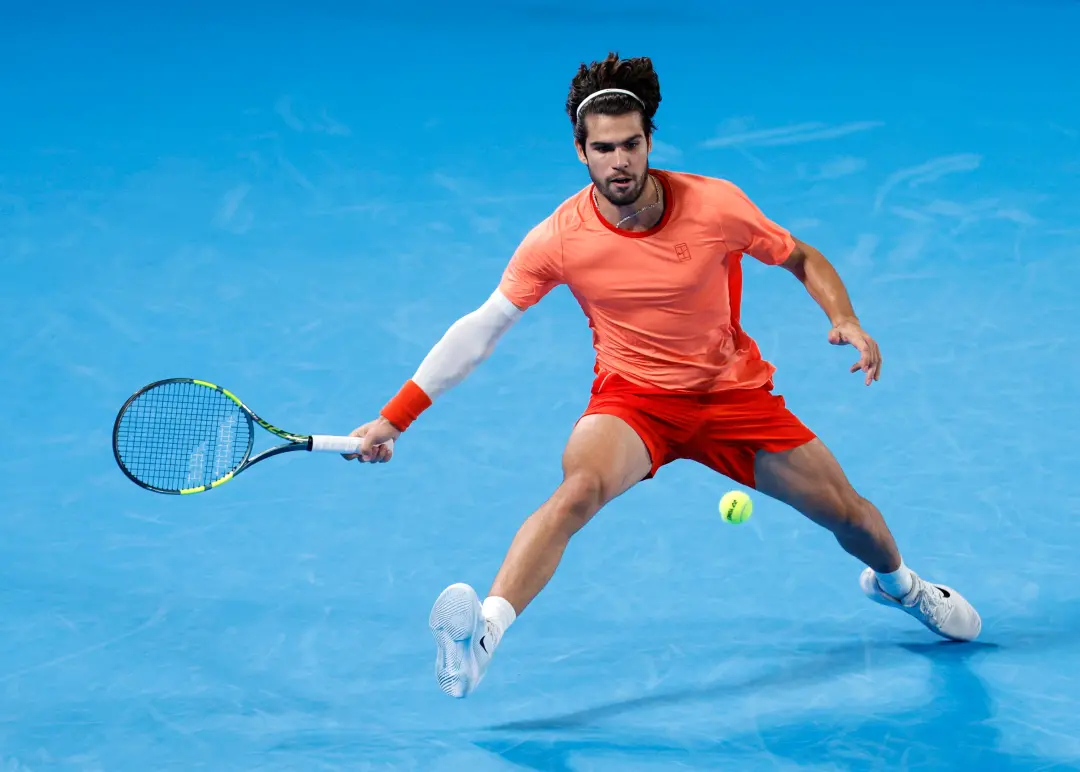 Alcaraz chegou aos quartas de final de Tóquio depois de bater Arnaldi por 7-6(6) e 6-1. A reação do espanhol após o des…