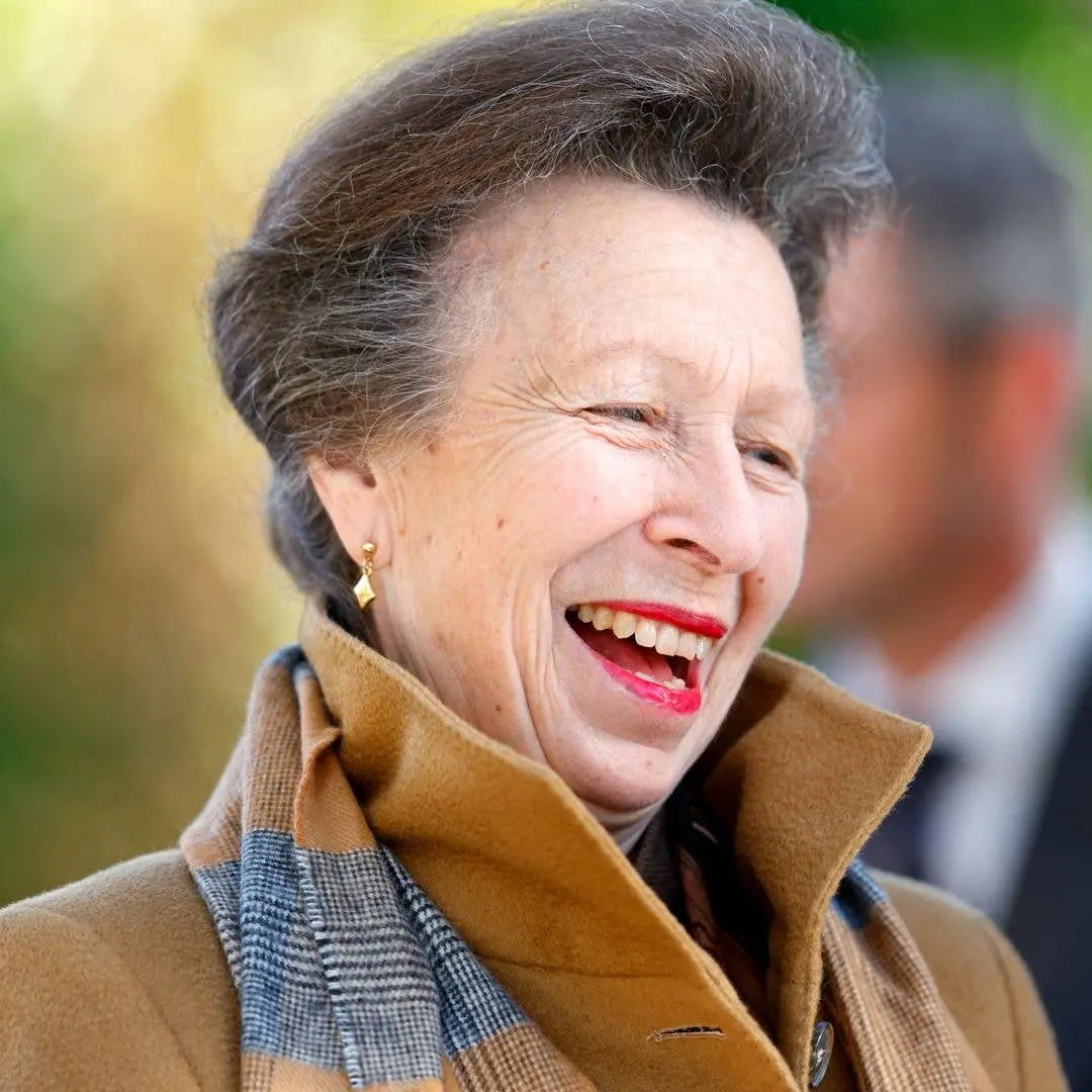 Sete times da realeza rebelaram contra o protocolo de maquiagem, incluindo um deslize da Princesa Anne. O ato mostra co…