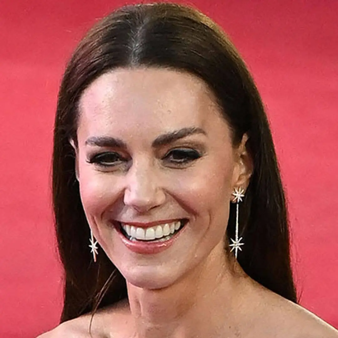 Kate Middleton apareceu com um rabo de cavalo com repartição central, um penteado que ela mostra raramente. Isso mostra…