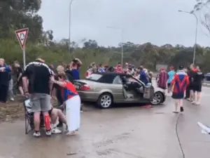 Dez feridos ficaram após um carro atropelar torcedores de rúgbi na Austrália. Situação grave que mostra a falta de cont…