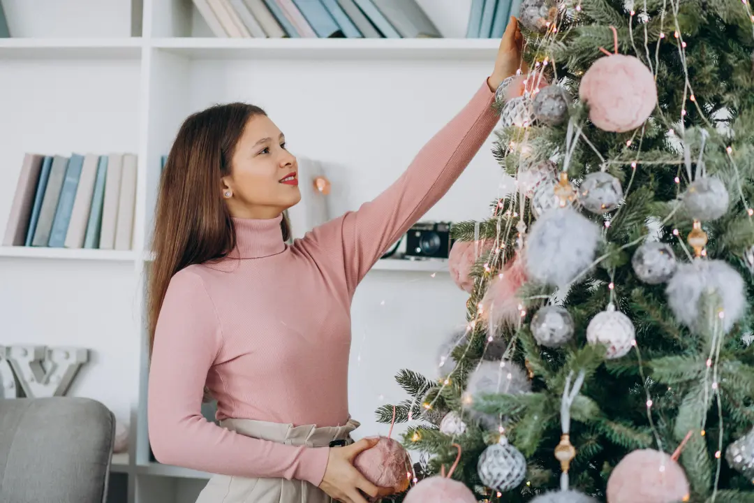 Branco perolado entra como tendência na decoração de Natal 2026, valorizando tons mais cremosos e acolhedores. Acho que…