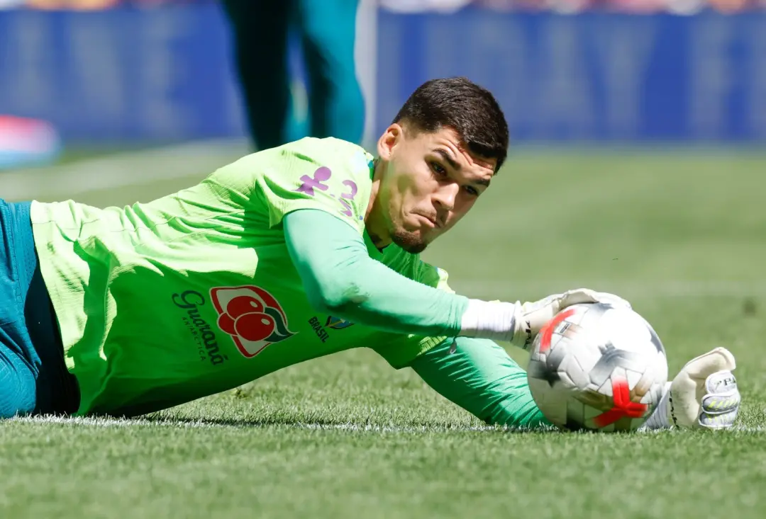 Pedro Morisco estreia em amistoso contra a Índia em Calcutá. Com as falhas de Hugo e Otávio, a pressão sobre o jovem go…