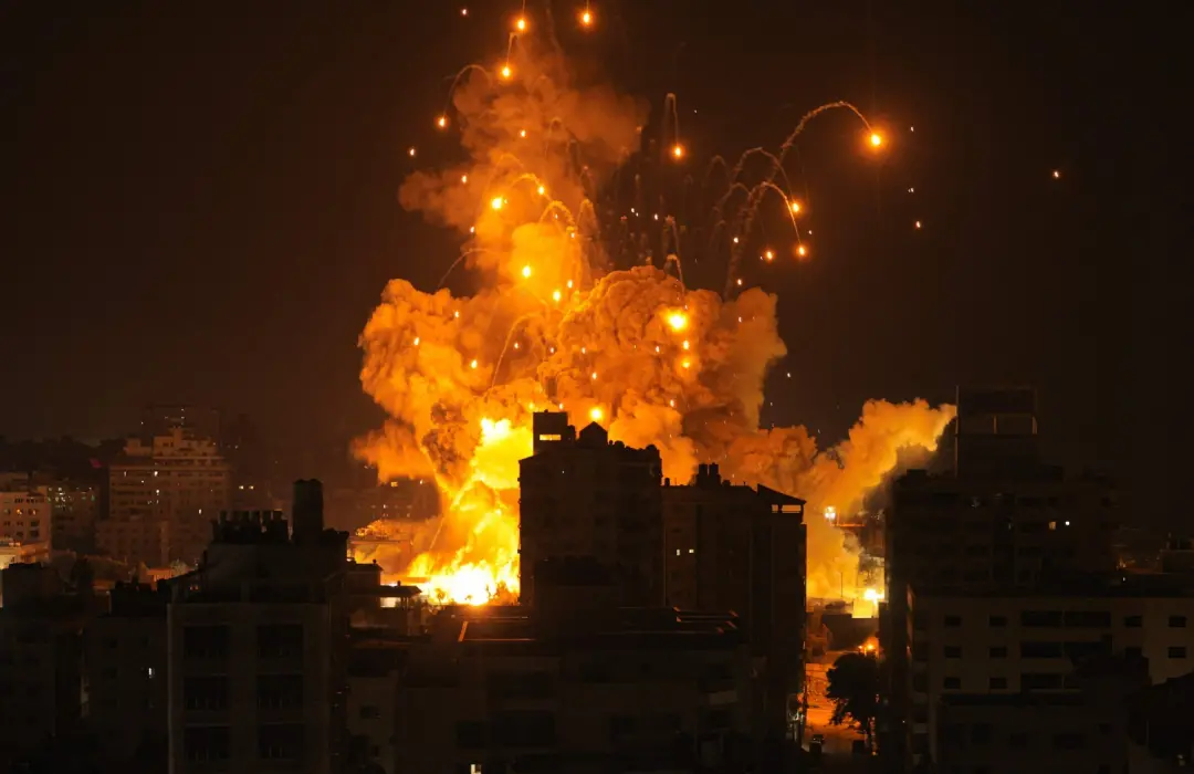 Cinco mortos em Gaza em ataque aéreo em prédio residencial. O impacto na vida das pessoas que dormiam no bairro de Rema…