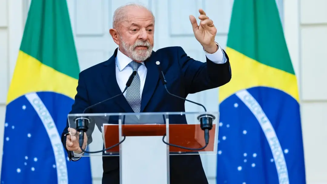 Lula teve 43,27% de menções positivas nas redes após o cancelamento do debate, enquanto Flávio Bolsonaro caiu 2,48 pont…