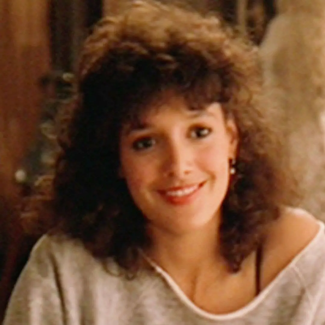 Jennifer Beals vestindo um vestido transparente em um vídeo no rooftop de Nova York para promover NCIS: New York. A mud…