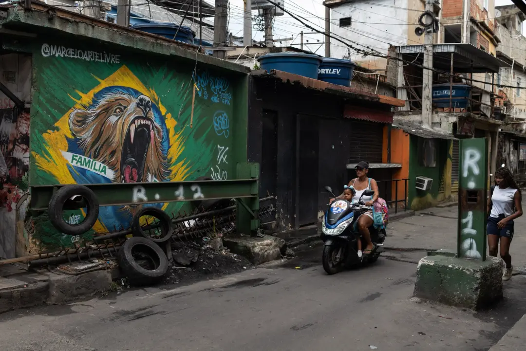 Em Rio de Janeiro, uma mãe como Rakhel Rios vasculhou o bosque entre favelas achando corpos de 10 em 10. Ver um luto as…