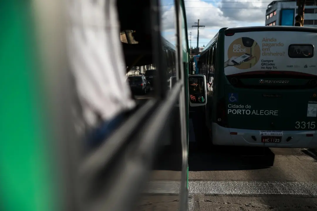 Eleitores do Rio Grande do Sul terão passe livre em ônibus e trens durante as eleições de 2026. A Justiça Eleitoral ori…