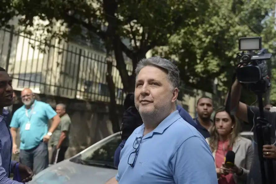 Ministro do TSE determinou que votos em Garotinho sejam nulos na eleição do Rio de Janeiro. A medida, que revogou limin…