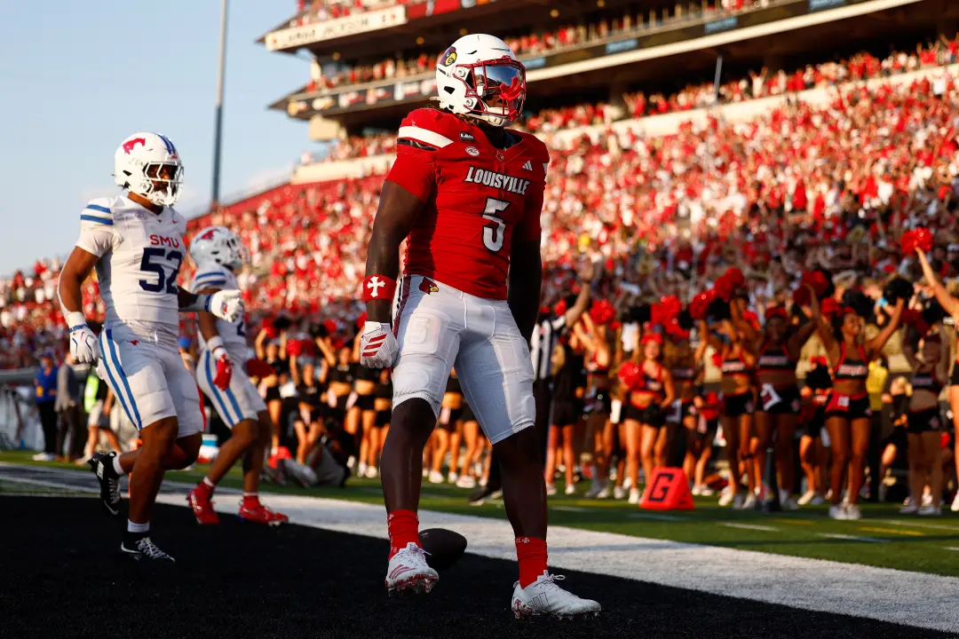 Louisville Cardinals contra NC State Wolfpack, no Carter-Finley Stadium em Raleigh, NC. O histórico mostra Louisville l…