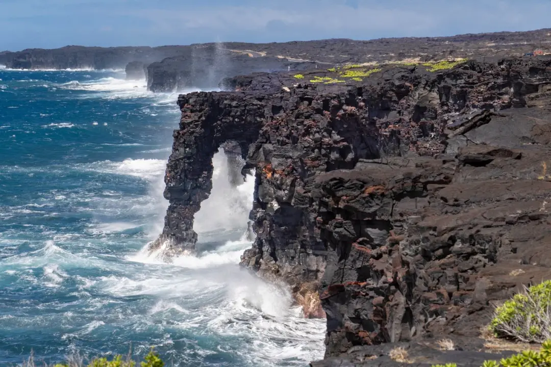 Holei Sea Arch, um ponto turístico no Havaí, desabou após o furacão Nolo ter fragilizado a rocha vulcânica. Esse tipo d…
