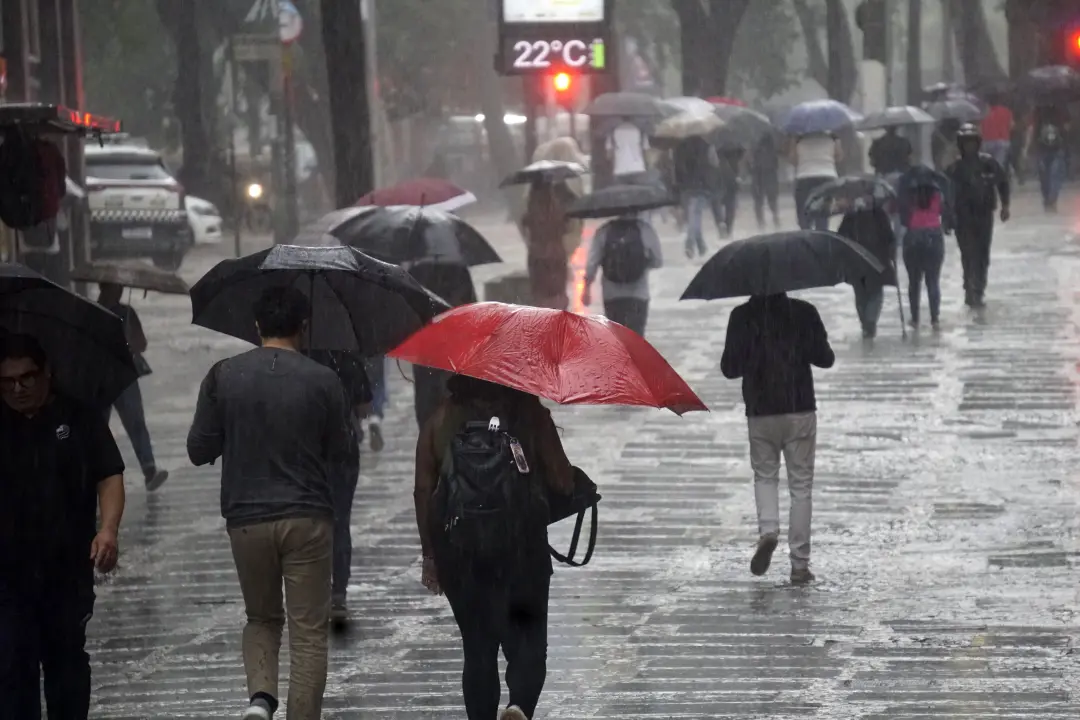 Sábado terá chuva forte no sudeste de Minas Gerais e oeste do Rio de Janeiro com aviso vermelho. A instabilidade no Sud…