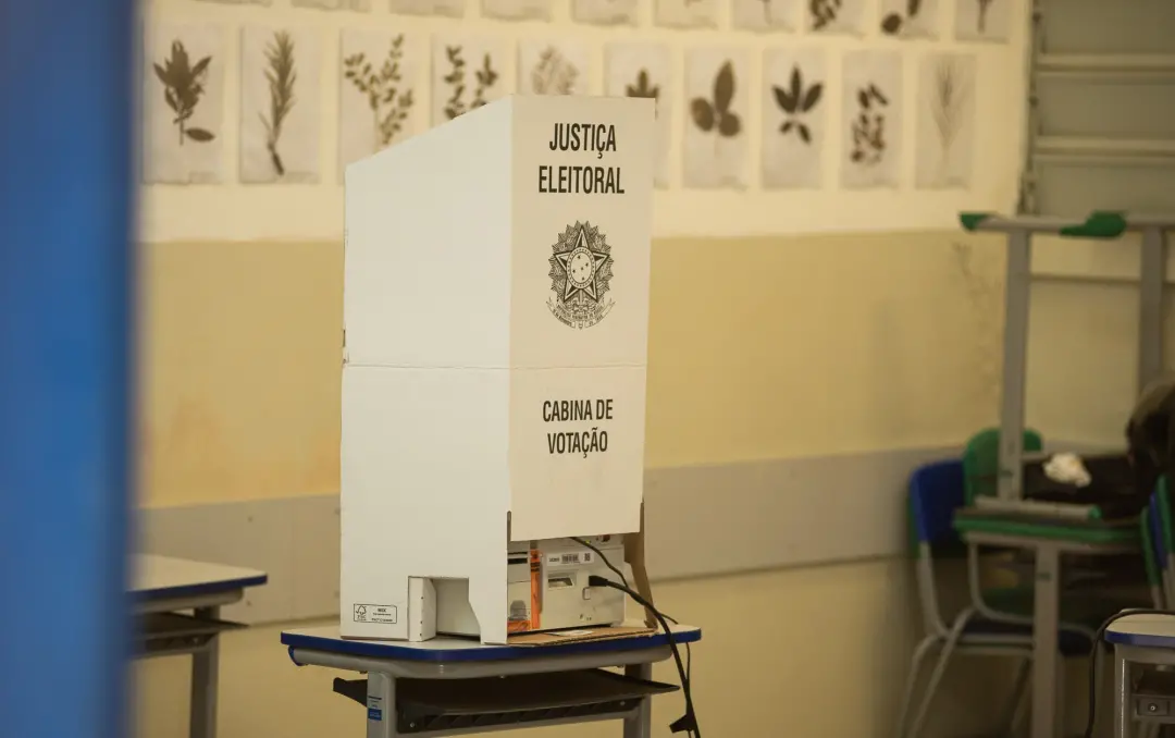 Crianças podem acompanhar pais e responsáveis na cabine de votação sem que haja regra eleitoral que proíba. A presença …