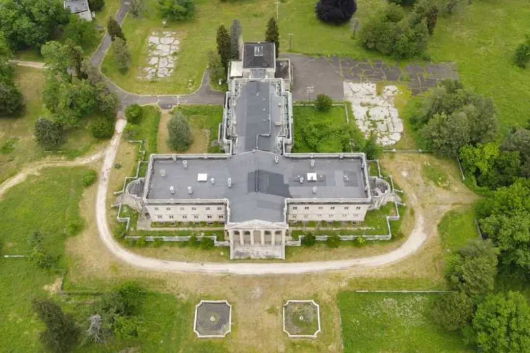 Lynnewood Hall, mansão com 55 quartos na Filadélfia, foi vendida por zero dólar depois de décadas de abandono. Um lugar…