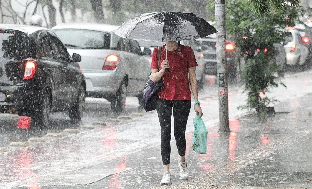Final de semana de eleições com tempo instável e chuva em grande parte do país, com aviso vermelho no sudeste de Minas …