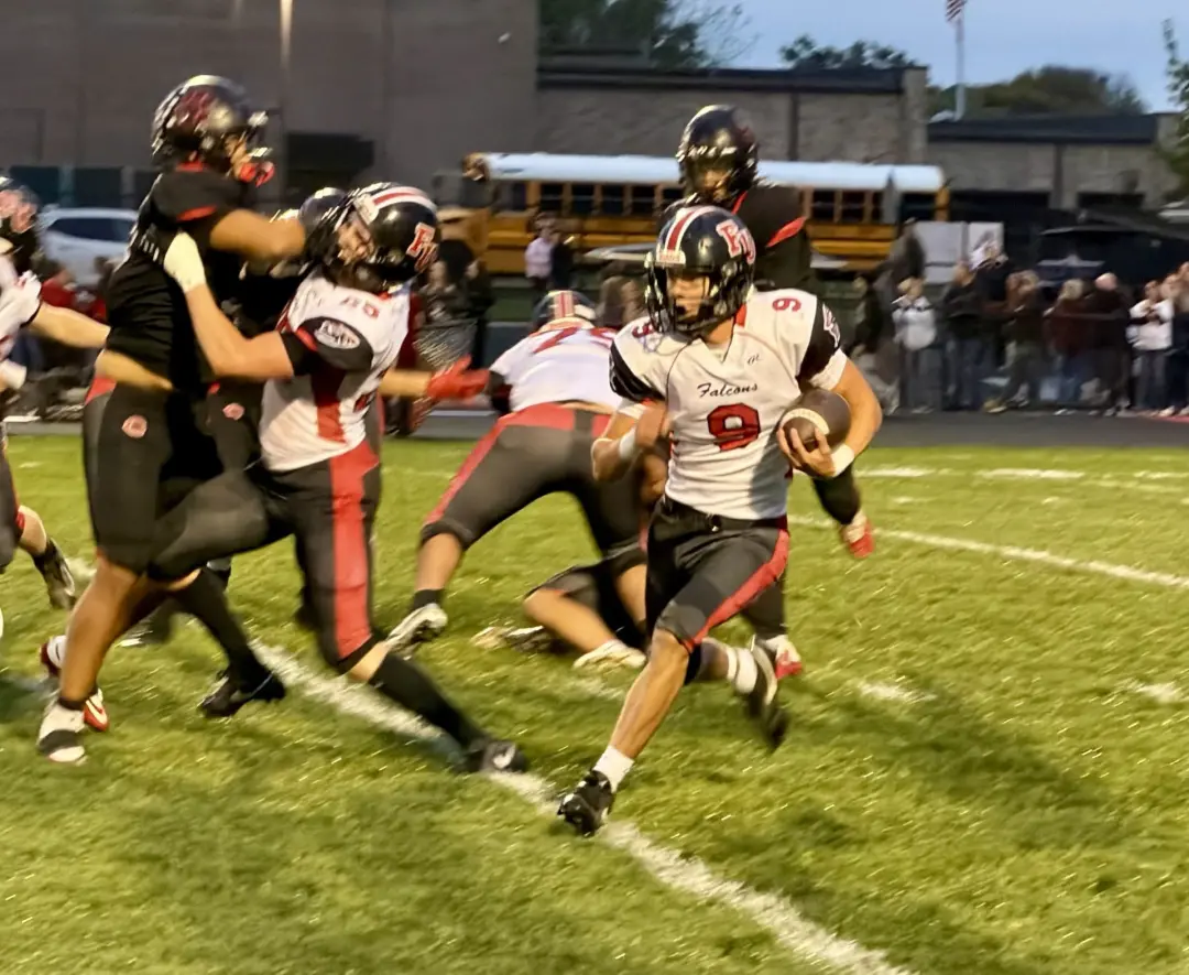 Fairfield Union venceu Circleville por 28 a 7 no Mid-State League, atropelando na linha de scrimmage. A vitória, com 27…