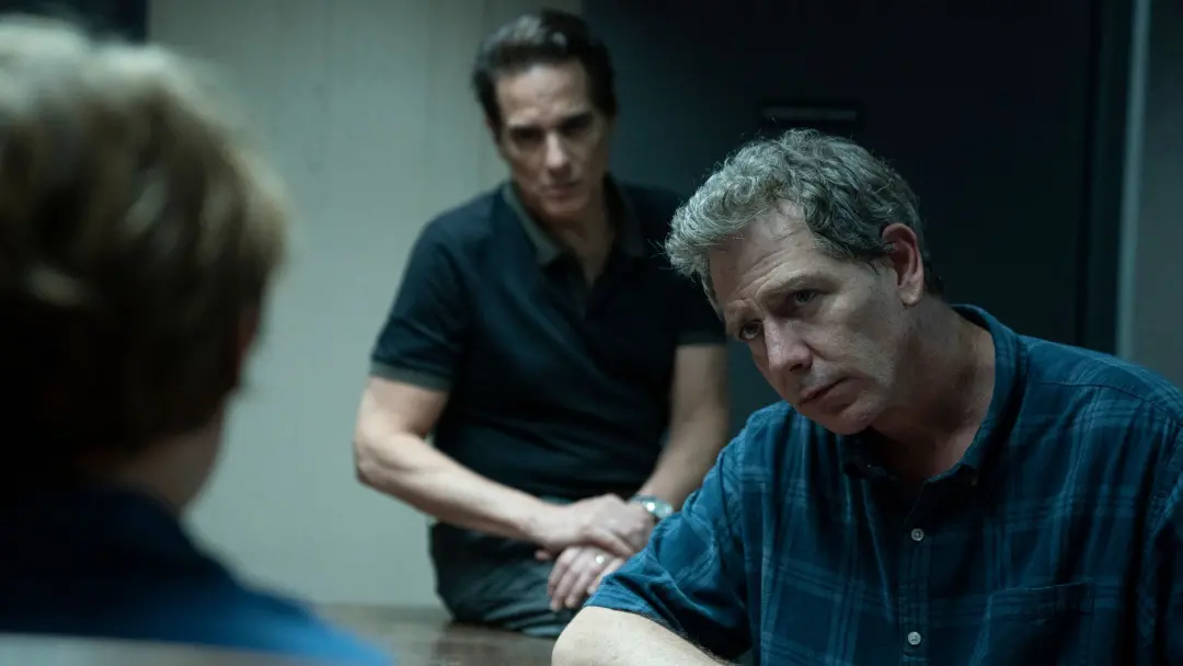 Ben Mendelsohn e Jason Bateman no The Outsider, série que acompanha um assassinato brutal com evidências conflitantes. …