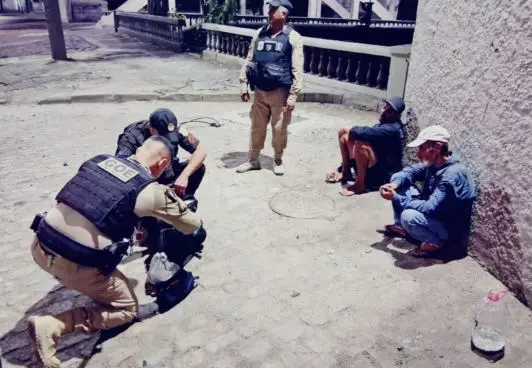 Avenida Francisco Bicalho, na Leopoldina, foi palco de prisão de dois homens por furto de cabos de fibra óptica. A dupl…