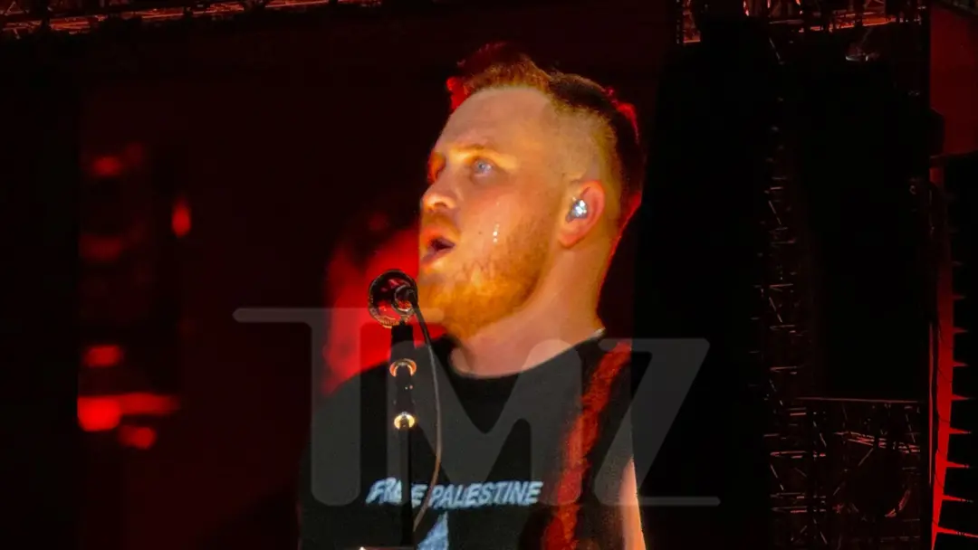 Zach Bryan vestiu uma camisa de Free Palestine ao se apresentar no Gillette Stadium. A escolha de roupa em um palco gra…