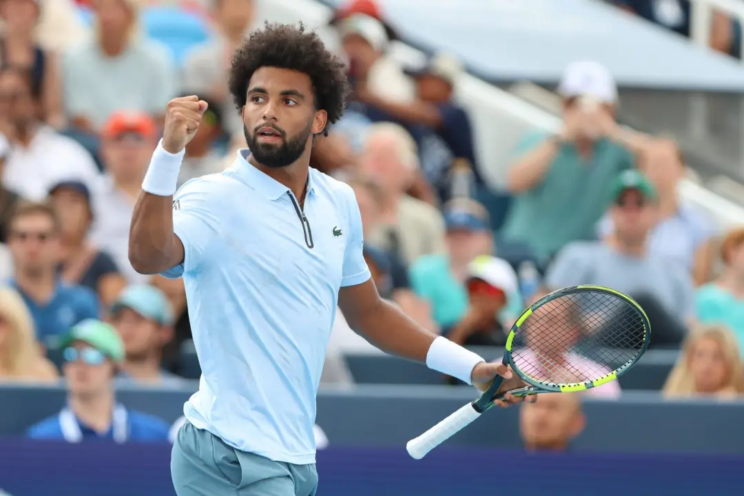 Arthur Fils superou Carlos Alcaraz com a quinta vitória no top dez da temporada, após bater Frances Tiafoe em três sets…