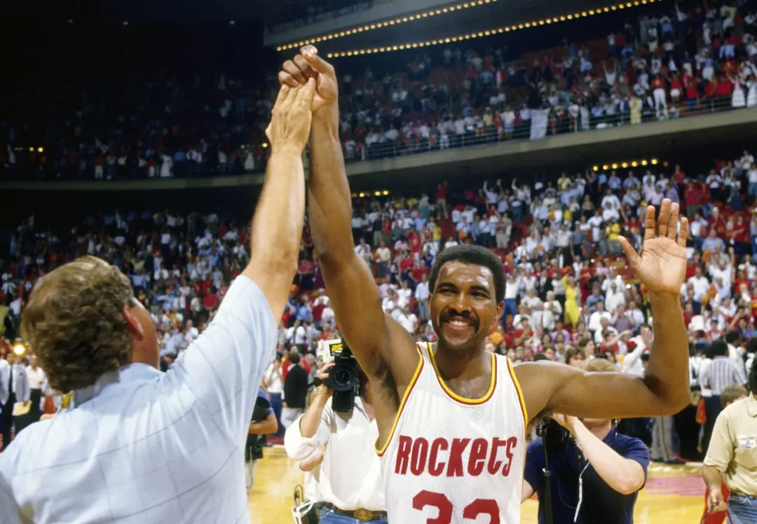 No numero 33, Robert Reid jogou pelos Houston Rockets por 10 temporadas, depois de ser escolhido no draft de 1977. É in…