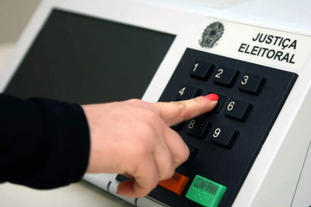 Quase um milhão de brasileiros vota fora em 2026, um aumento de mais de 31% comparado a 2022. O voto no exterior se est…