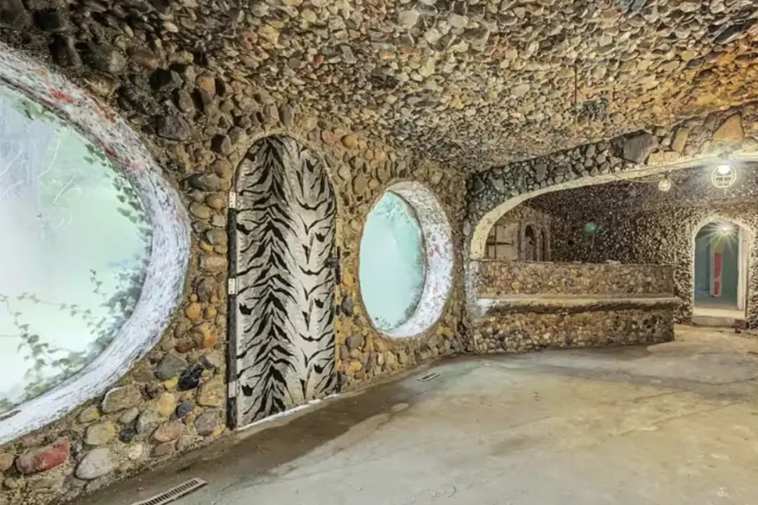 Casa subterrânea em Illinois à venda por 59 mil dólares, construída em 1977. A ideia inicial era economizar energia usa…