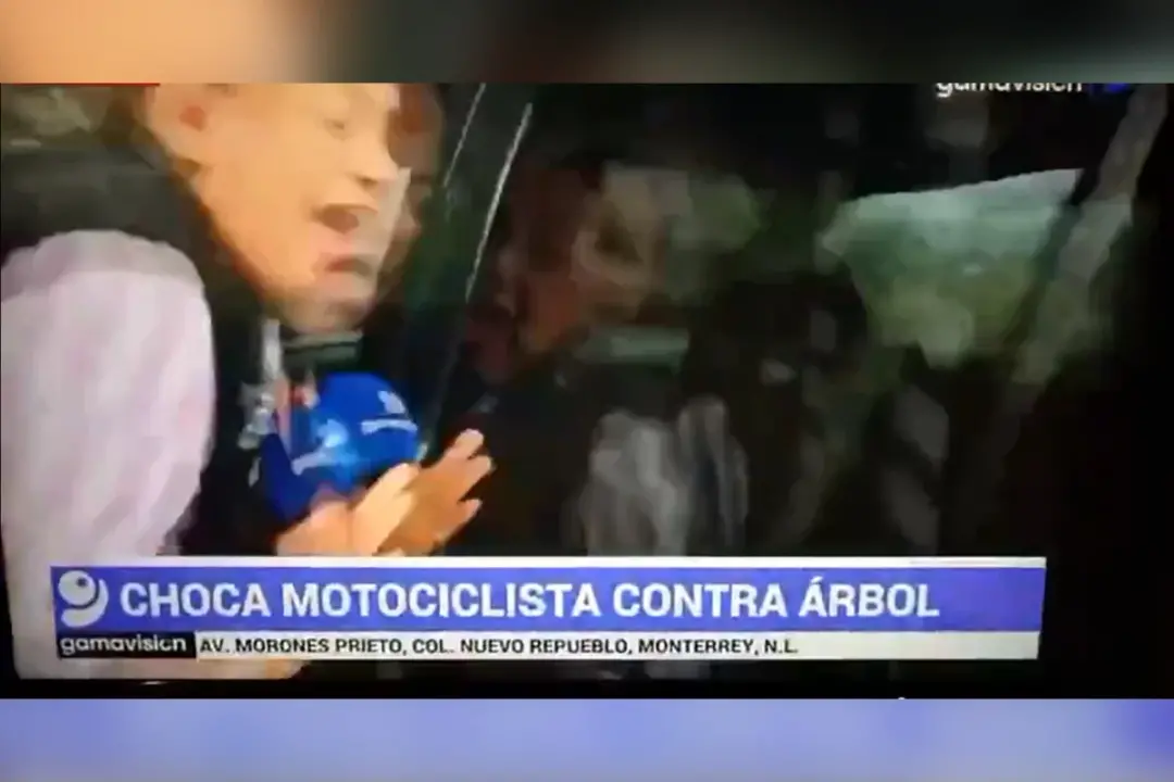 Repórter e cinegrafista foram atropelados por uma caminhonete enquanto cobriam chuva em Monterrey, México. É tenso ver …