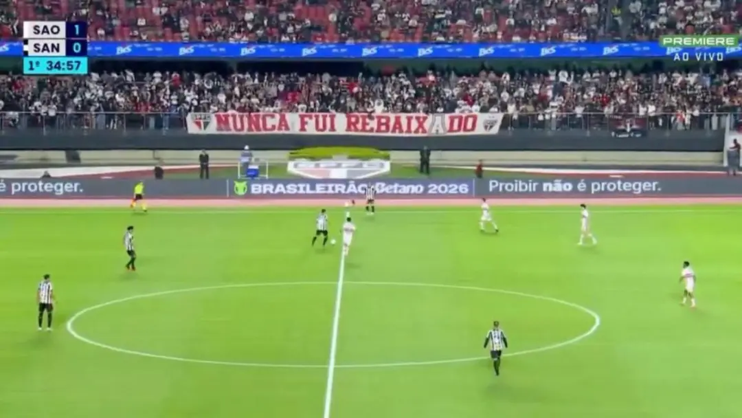Protesto no MorumBis, em São Paulo, durante o jogo entre São Paulo e Santos, com placas dizendo Proibir não é proteger.…