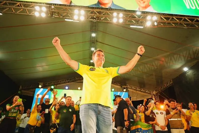 Flavio Bolsonaro desistiu de ir no debate da Globo porque alegou censura imposta pelo TSE. A decisão dele foi anunciada…