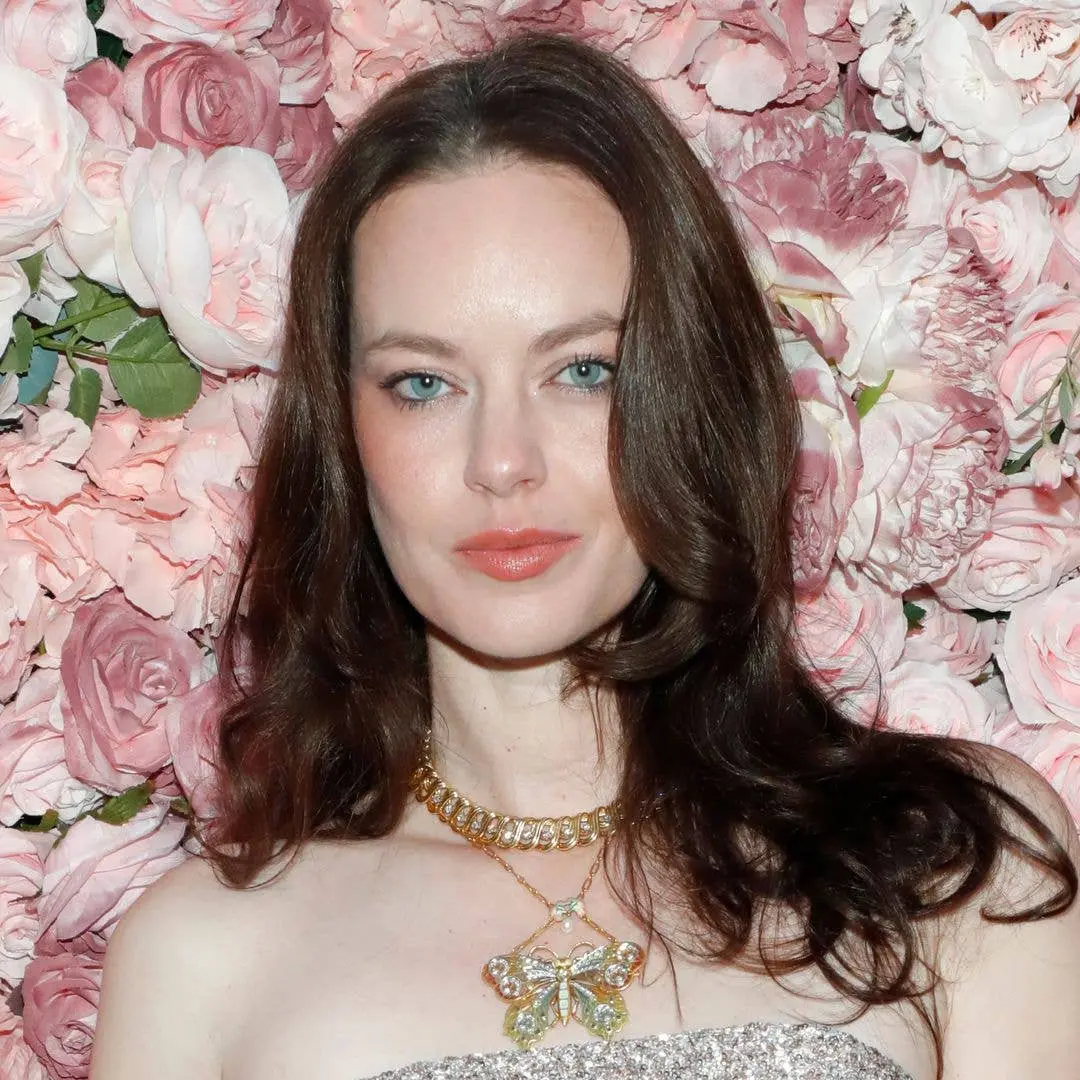 Emily Rockefeller apareceu glamourosa em um look de duas peças brilhante em evento de caridade em Nova York. É legal ve…