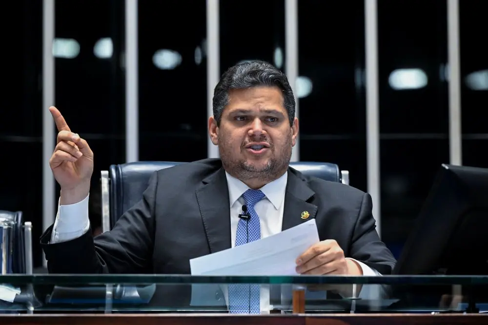 Alcolumbre agendou na terça-feira a PEC que elimina a escala 6x1 no Senado. Isso mexe com a rotina de muita gente que d…