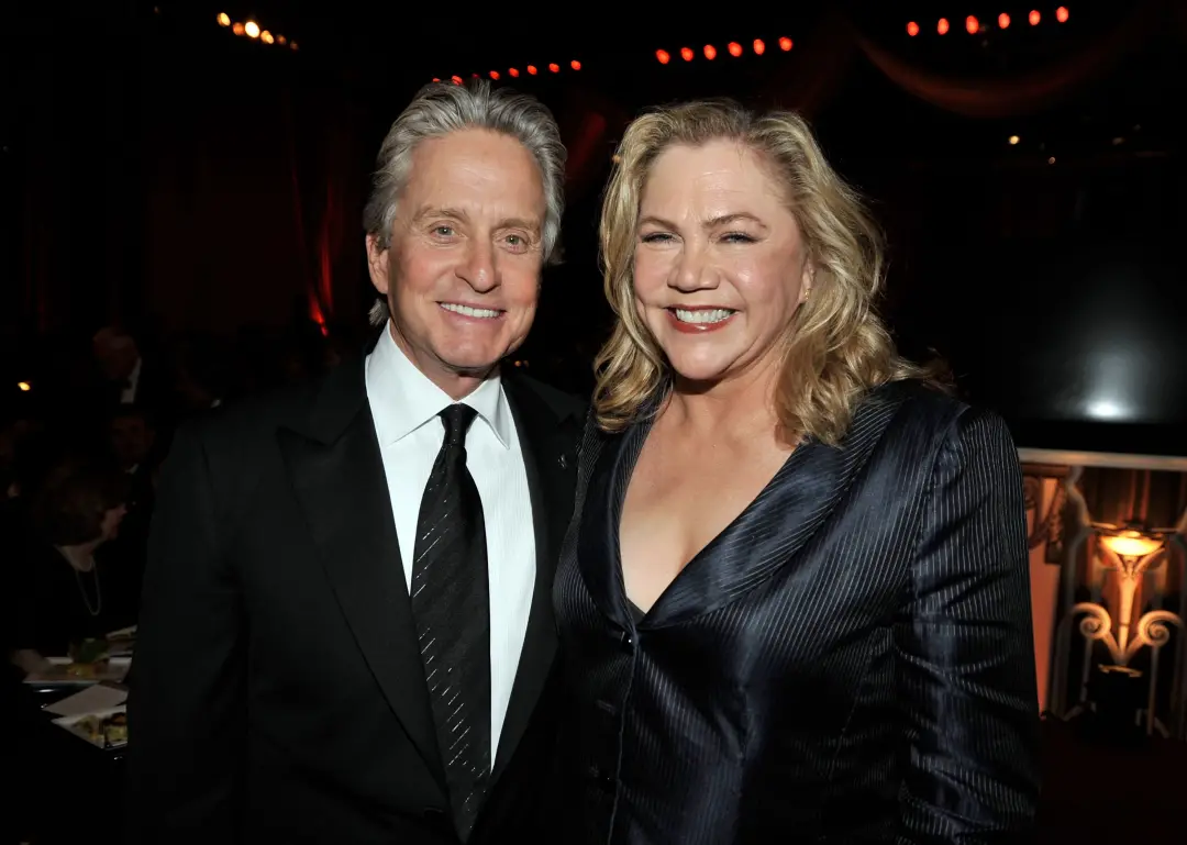 Michael Douglas confirma em seu livro que teve um caso com Kathleen Turner após quatro décadas de negação. O silêncio l…