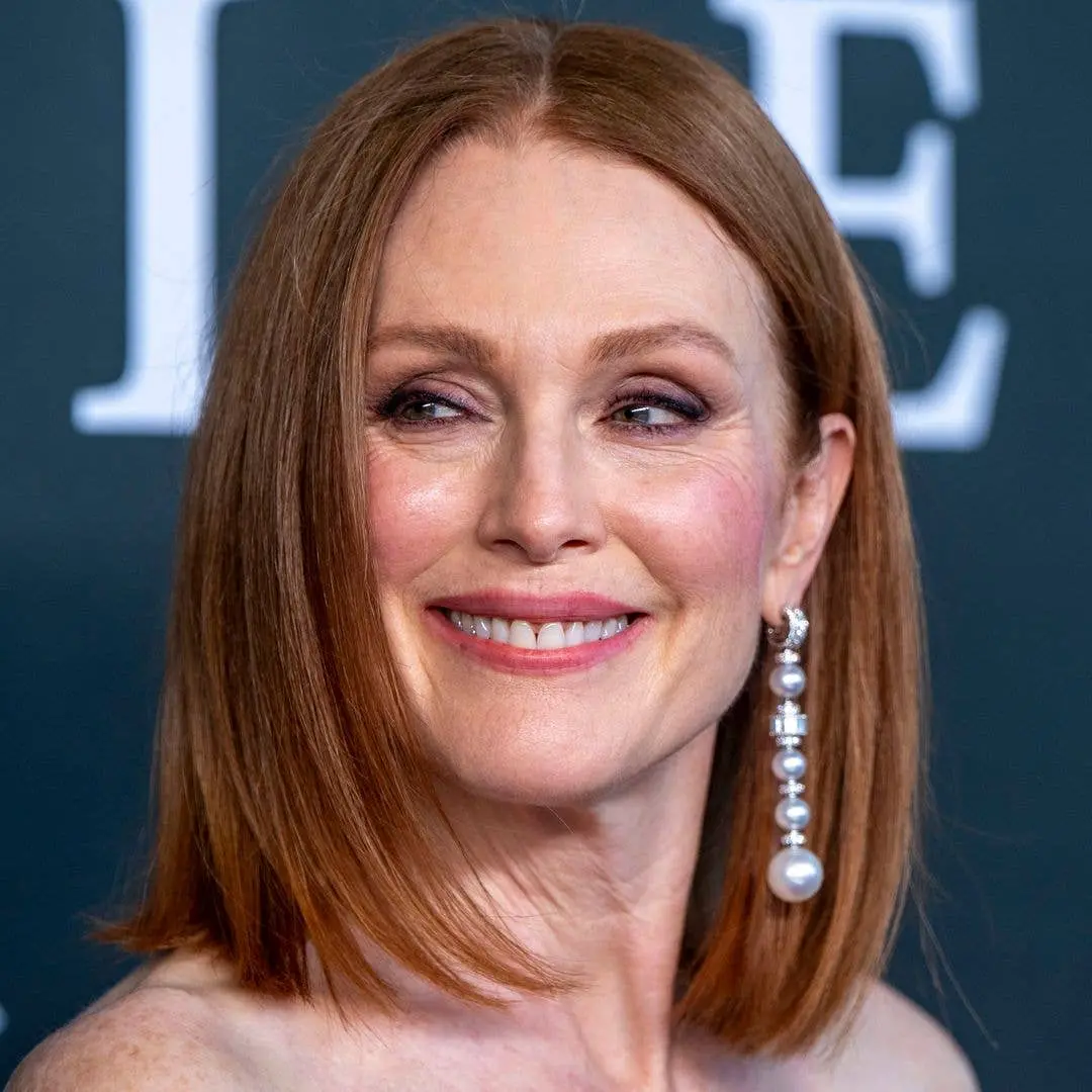 Julianne Moore, 65, e sua filha Liv, 24, apareceram juntas no desfile de Messika em Paris. É interessante ver essa uniã…