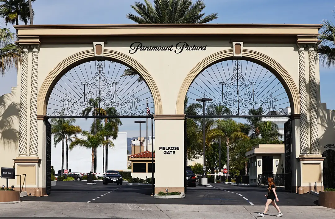 David Ellison falou com as tropas no lote da Paramount, com 102 graus em Los Angeles, sobre o novo nome e despediu do M…