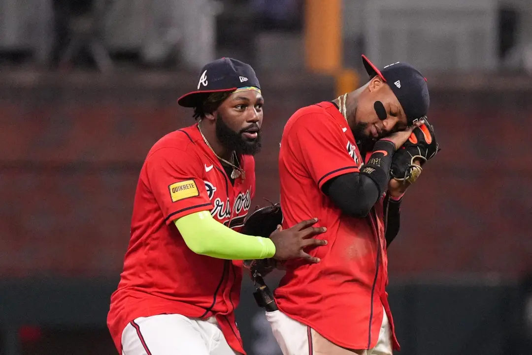 Atlanta Braves celebram a vitória no NLDS com um sticker de taça champagne. A euforia da vitória mostra como o esforço …