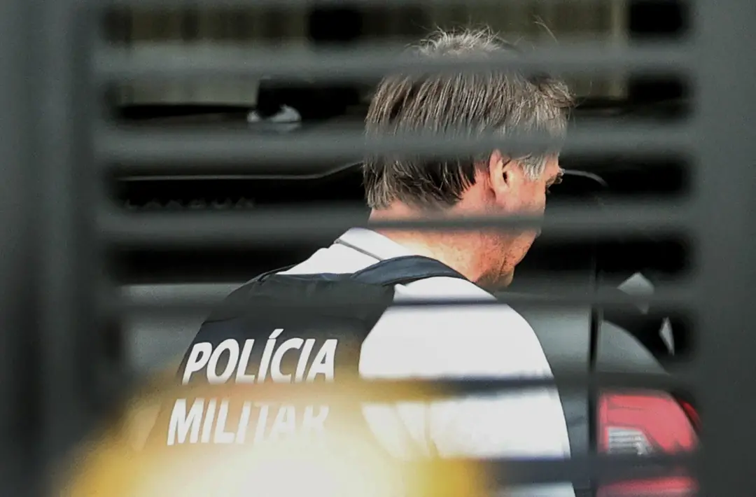 Jair Bolsonaro teve a tornozeleira trocada na residência no Jardim Botânico, em Brasília. A troca ocorreu enquanto ele …