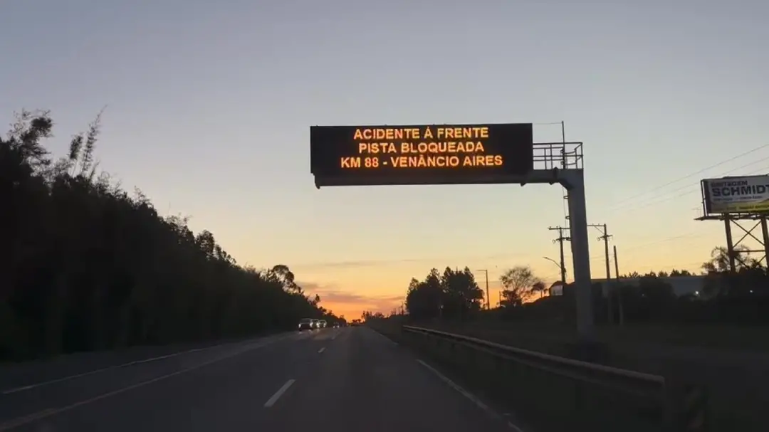 RS-287 bloqueada totalmente pelo engavetamento de cinco veículos. Um deles carregava produto perigoso, hipoclorito de s…