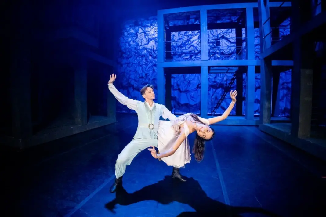 Romeu e Julieta estreia no Theatro Municipal do Rio com ingressos a partir de R$ 30. A releitura traz o conflito entre …