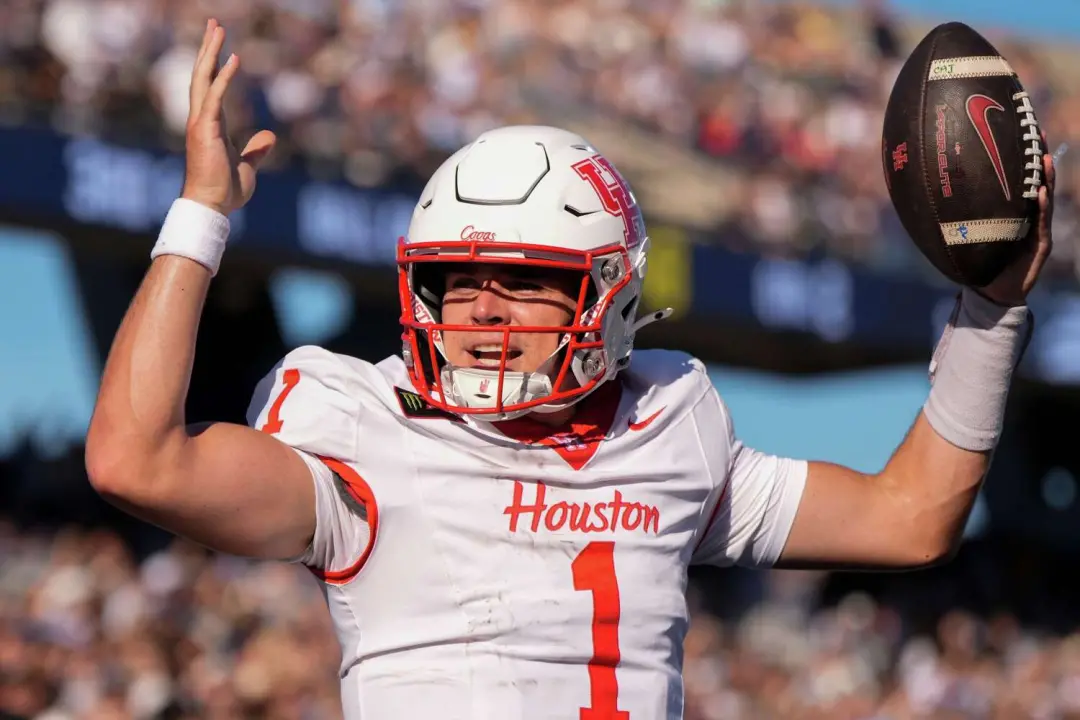 Conner Weigman, quarterback da Universidade de Houston, tem 71,6% de acerto em quatro jogos, com 947 jardas e 11 touchd…