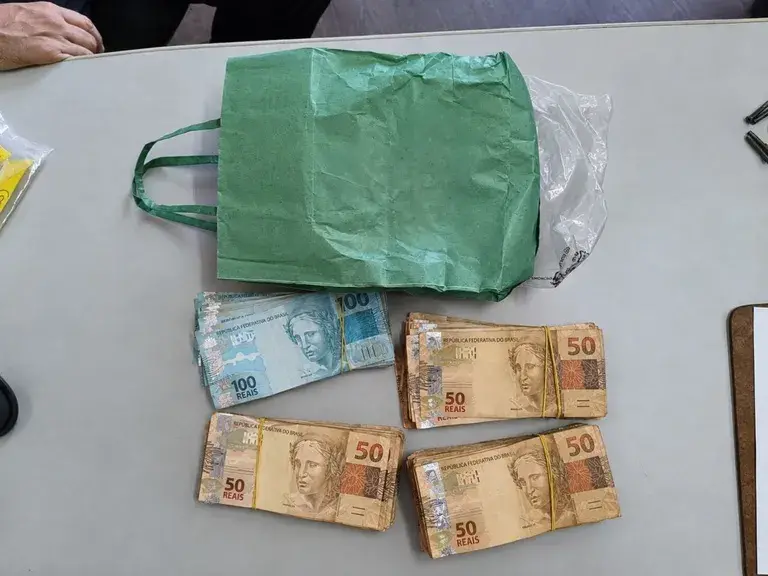 Manaus, Amazonas, PF encontrou 27,8 mil reais em dinheiro vivo durante fiscalização em avião. A presença de valores e m…