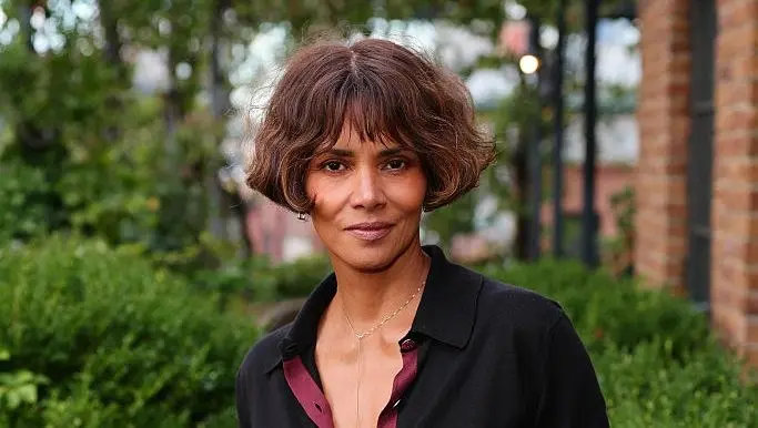 Halle Berry tem um histórico de relacionamentos com figuras como Olivier Martinez. É interessante ver como a carreira d…