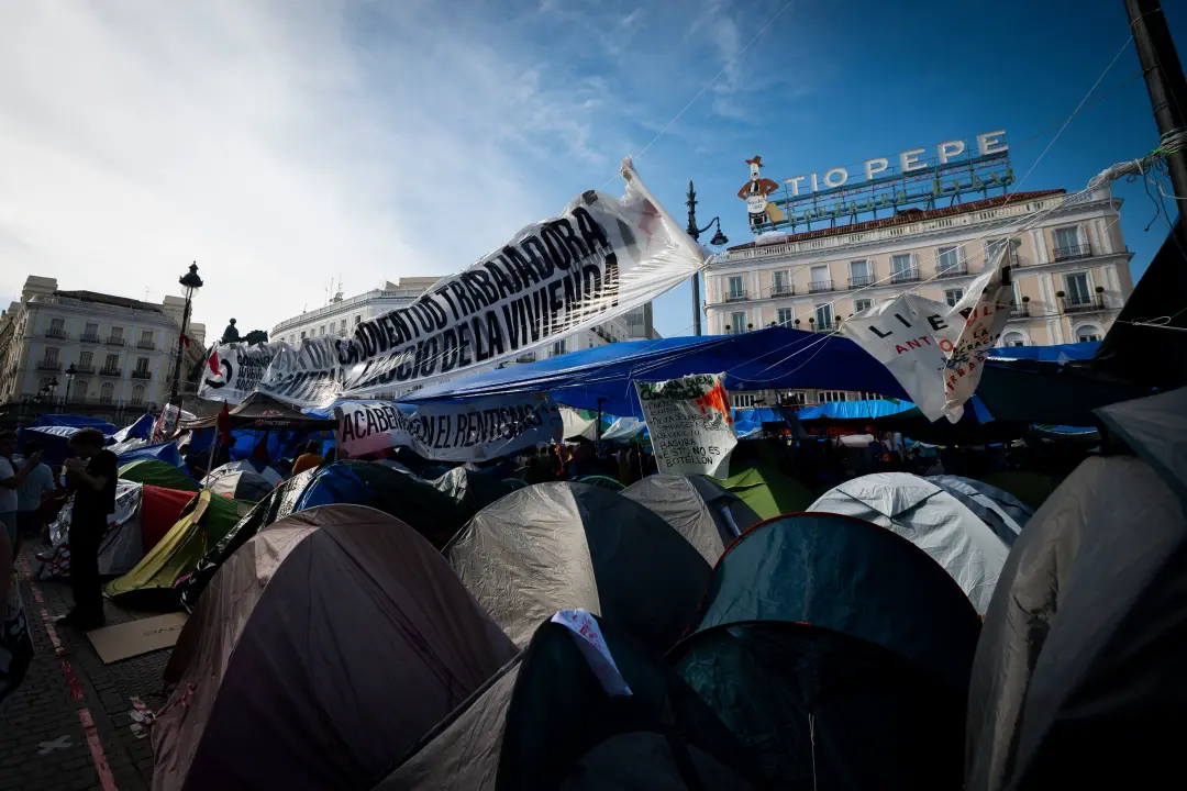 Los acampados na Puerta del Sol vão manter o acampamento mesmo com parte do Sindicato de Inquilinas anunciando saída pr…