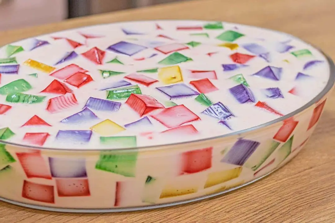 Receita de gelatina arco-íris com cubinhos coloridos e creme branco é ótima para reunir a família. É simples e prático,…