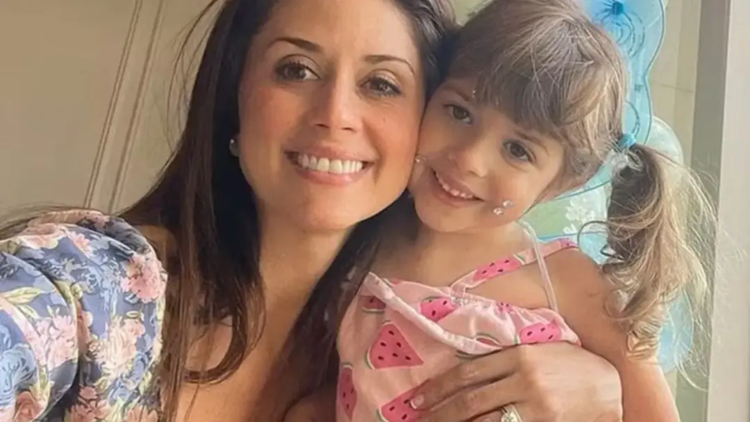 Houston, no Texas, mãe é suspeita de matar a filha de 4 anos após perder a guarda. A mãe também atirou contra si e morr…